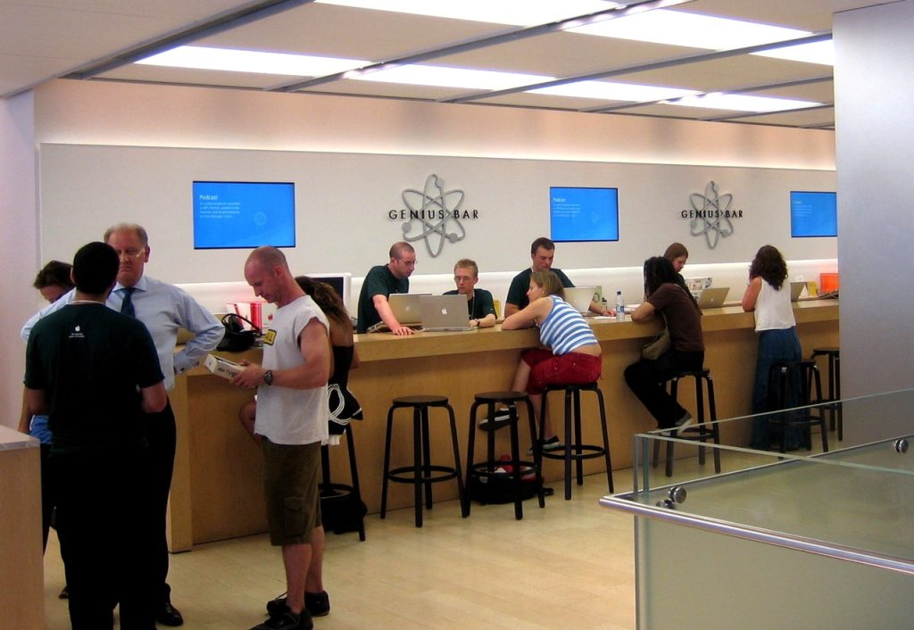 Los empleados de Apple examinarán su iPhone