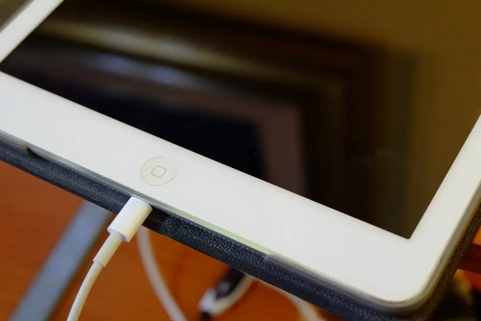 Intente cargar su iPad si no se enciende