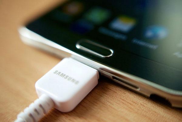 Use el cable de carga utilizable para cargar el teléfono