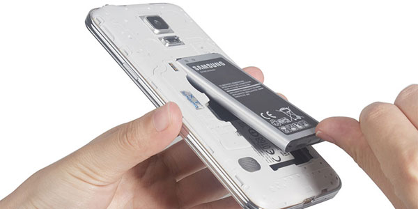 Retire la batería de Samsung